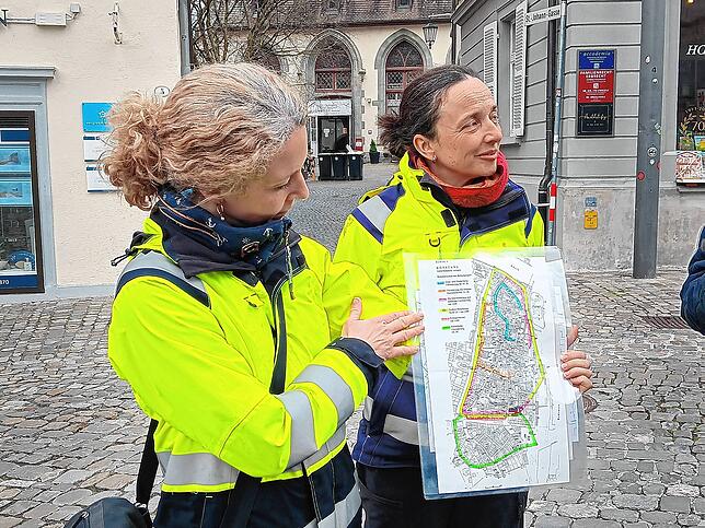 Caroline Bleckmann und Aline Kottmann vom Landesamt für Denkmalpflege (von links) zeigen auf dem Münsterplatz eine Karte von Konstanz. ...