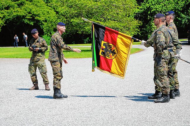 Der Brigadegeneral Christian Friedl (Zweiter von links) ehrt das Jägerbataillon mit dem Einsatzfahnenband.