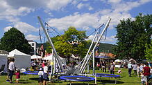 Hinauf in den blauen Himmel und wieder zurück: Das Bungee-Springen in den Uferanlagen ist ganz nach dem Geschmack der Kinder und ...