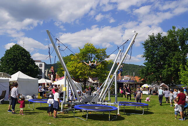 Hinauf in den blauen Himmel und wieder zurück: Das Bungee-Springen in den Uferanlagen ist ganz nach dem Geschmack der Kinder und ...