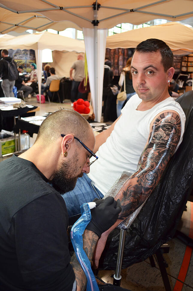 Bild 3: Wir nehmen Sie mit auf die Tattoo-Expo in der Tiengener Stadthalle und zeigen Ihnen die neusten Trends