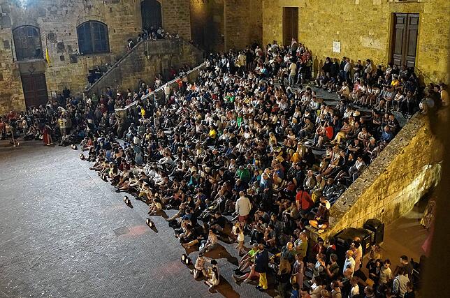 Von morgens bis nach Mitternacht dient die Domtreppe den Besuchern während der Saison als Sitzplatz. Besonders voll ist sie während der ...