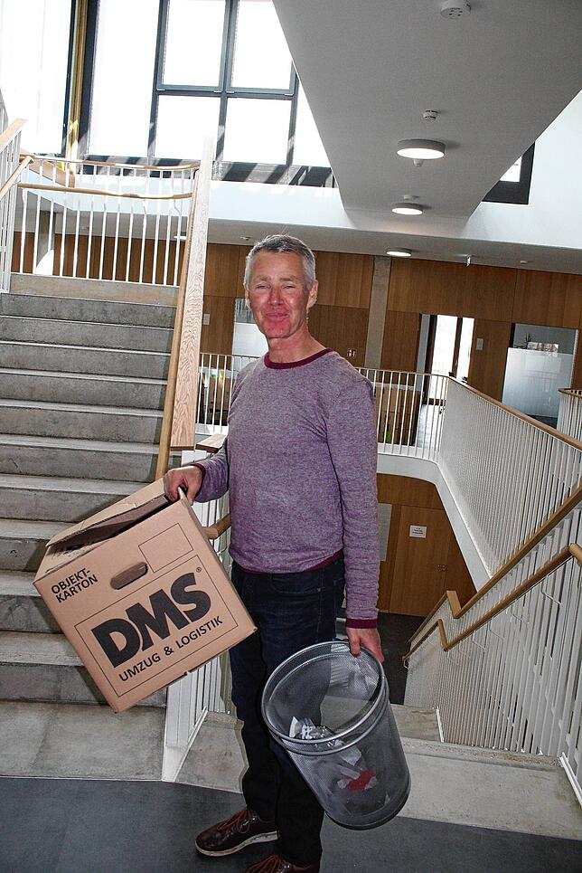 Auch Bürgermeister Manfred Härle packte beim Ein- und Auspacken mit an.