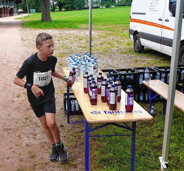 Im Laufschritt huscht Johann Kuttler am Getränkestand vorbei und schnappt sich einen Durstlöcher.