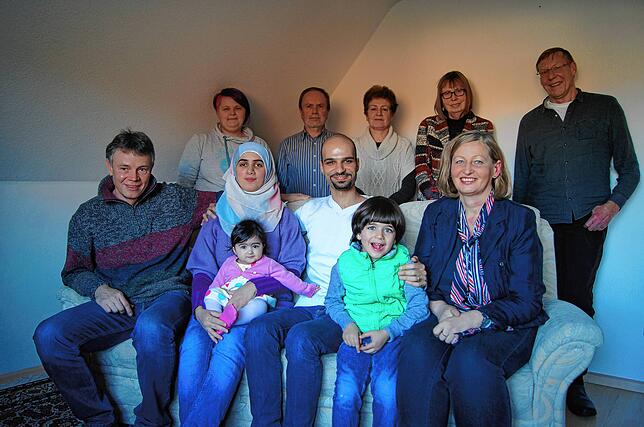 Familie Hawasli Ende 2016 zusammen mit ehrenamtlichen Helfern, die die Familie unterstützt haben (von links): Wolfgang Kuhn, Ehefrau ...