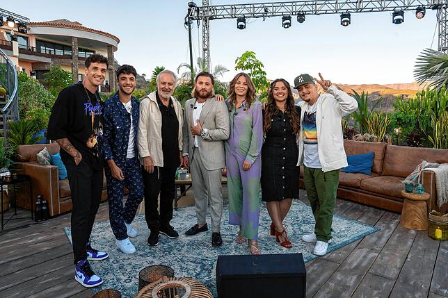 Gastgeber Seven (von links), Luca Hänni, Peter Reber, Baschi, Anna Rossinelli, Joya Marleen und EAZ bei „Sing meinen Song – ...