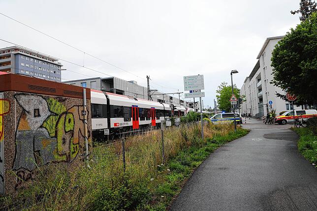 Aus Sicht des Bodenseeradwegs: Der Radler kam dabei von rechts aus Richtung Max-Stromeyer-Straße und wollte den Bahnübergang in Richtung ...