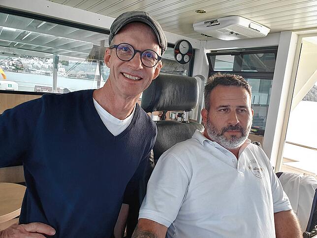 SÜDKURIER-Redakteur Stefan Hilser (links) wird Sie an Bord des Zeitungsschiffes begrüßen. Im Bild mit Michael Giess am Steuerrad der ...