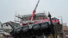 In Wahlen (Kanton Basel-Landschaft) kippt ein Autokran auf einen Rohbau. Fast alle Räder in der Luft, der Aufleger auf dem Gebäude.