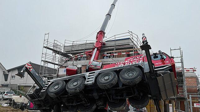 In Wahlen (Kanton Basel-Landschaft) kippt ein Autokran auf einen Rohbau. Fast alle Räder in der Luft, der Aufleger auf dem Gebäude.