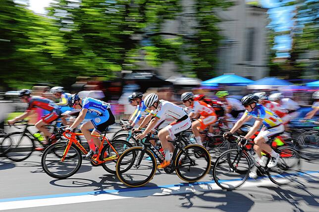Sportliche Leistungen: Beim City-Radrennen – hier ein Foto aus dem Jahr 2018 – flitzten die Radrennfahrer auch an der Lutherkirche vorbei.