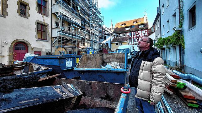 Christian Stadler blickt auf die Rückseite des Stadler-Hauses in der Zollernstraße, vier Monate nach dem verheerenden Großbrand. ...