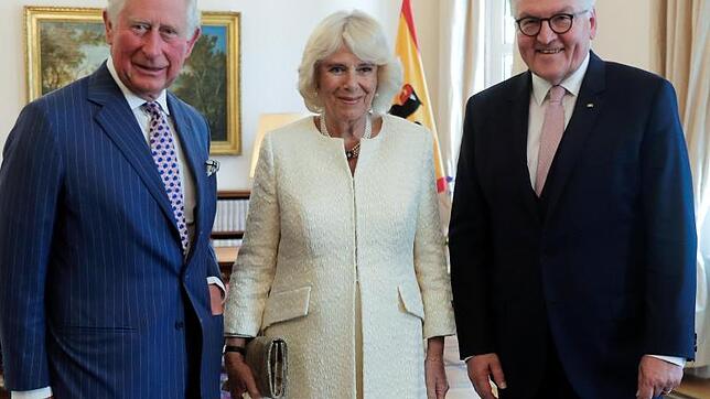 Der britische Prinz Charles (l) und seine Frau Herzogin Camilla mit Bundespräsident Frank-Walter Steinmeier im Schloss Bellevue.