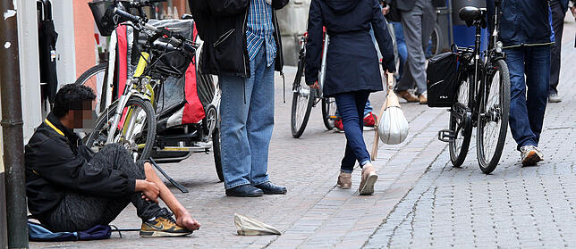 Bettler in Konstanz: Neben aggressiven Formen des direkt auf die Passanten Zugehens, gibt es auch die Variante des Zurschaustellens ...