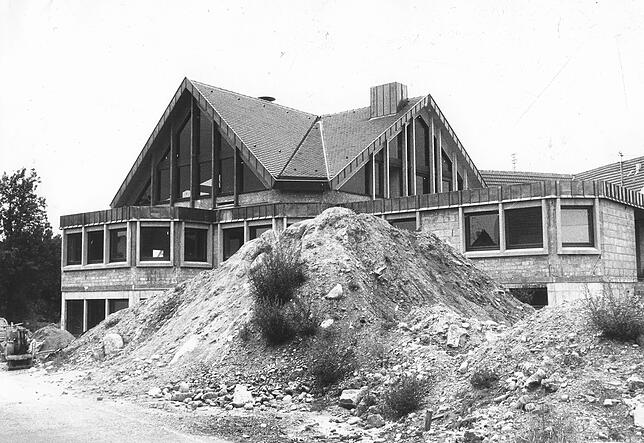 So sah das Rathaus Nenzingen 1977 kurz vor seiner Fertigstellung aus. Bild: SK-Archiv