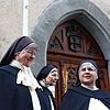 Drei von sieben Schwestern (von links): Priorin Martina Amrhein mit den Schwestern Petra und Raphaela vor dem Eingang des Klosters.