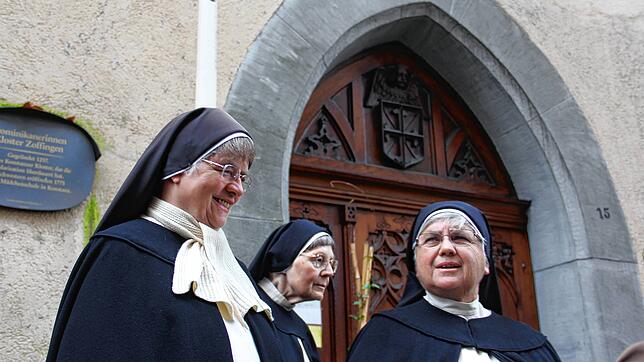 Drei von sieben Schwestern (von links): Priorin Martina Amrhein mit den Schwestern Petra und Raphaela vor dem Eingang des Klosters.