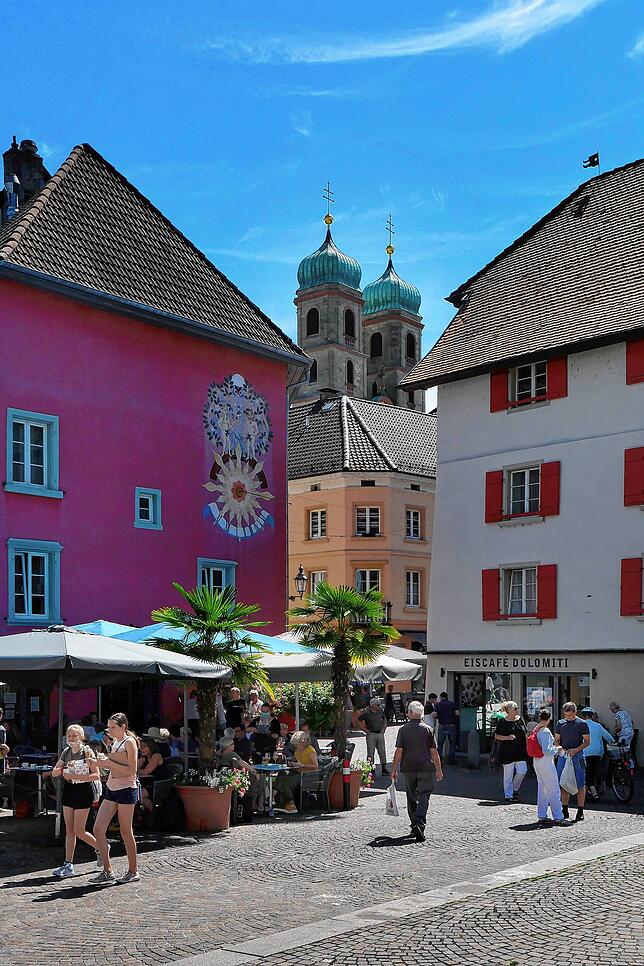 Das Erscheinungsbild des Säuplatzes heute mit einem Restaurant (links) und einer Eisdiele (rechts).