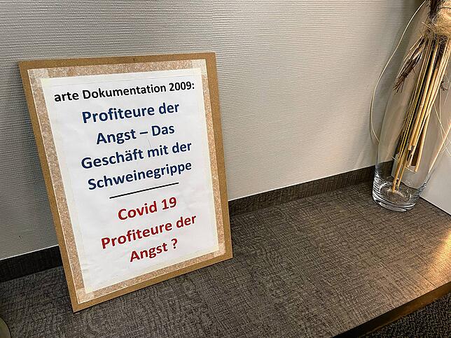 Eckert hat nach eigenen Angaben inzwischen alle Aussagen über Corona aus seiner Praxis entfernt. Dieses Bild war März 2021 entstanden ...