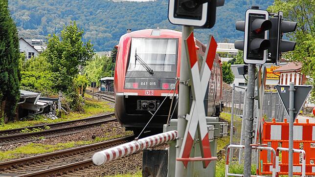 Am Bahnübergang in der Waldshuter Straße in Bad Säckingen müssen Autofahrer und Fahrradfahrer oft lange warten, obwohl der Zug noch im ...