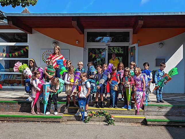 Die Montessori Grundschule Nußdorf begrüßt die Kinder der ersten Klasse. Mit auf dem Bild sind Klassenlehrerin Corinna Vogt und im ...