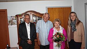 Das Ehepaar Christa und Ernst Reutebuch hat das Fest der diamantenen Hochzeit gefeiert. Bürgermeisterin Marina Jung (rechts) und ...
