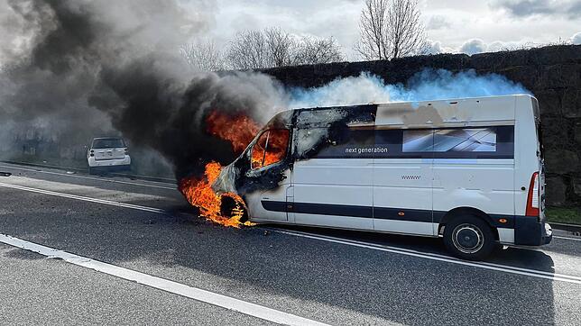 Ein Transporter fängt auf der B34 bei Bietingen Feuer nach einem Auffahrunfall.