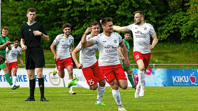 Tabellenführer FC RW Salem jubelt, nachdem er Verfolger TSV Aach-Linz mit 3:1 besiegt hat.