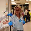 Die Pflegefachkräfte Doris Möhrle und Elke Milkau führten vor, wie Untersuchungen via Herzkatheter ablaufen.