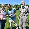 Sie erläutern beim Infotag in Hinterhomburg ihre Arbeit, von links: die Drohnenpiloten Konstantin Fuchs und Martin Baumgartner mit dem ...