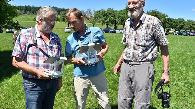 Sie erläutern beim Infotag in Hinterhomburg ihre Arbeit, von links: die Drohnenpiloten Konstantin Fuchs und Martin Baumgartner mit dem ...