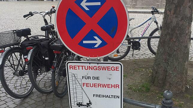 Klar als Parkverbotszone gekennzeichnet ist die Stelle, an der das Auto parkte.