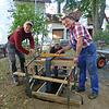 Mitglieder der Heimathausgruppe fertigen das Fundament für die Erinnerungstafel an Pfarrer Karle auf dem Vorplatz der evangelischen ...