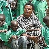 Elizabeth Kanitz aus Bad Säckingen in Uganda, umgeben von Kindern, denen sie mit ihrem Verein STEP Uganda hilft.