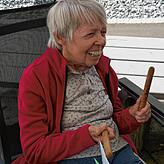 Da reißt es Doris Leiz gleich mit. Koch Nuri trommelt in der Lebensstätte Helianthum für die Hausgäste. Es hilft den Gästen, wieder in ...