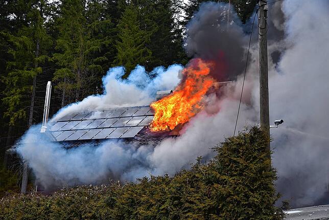 Das Dach des ausgebrannten Hauses war großflächig mit einer Fotovoltaik-Anlage bedeckt. Einige Kollektoren zerbarsten mit einem lauten ...