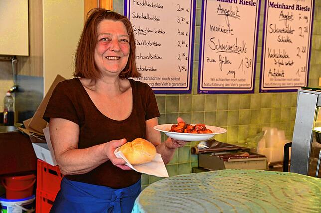Andrea Riesle von der Metzgerei Riesle hat deutlich weniger zu tun, um Arbeitern in der Mittagspause ein schnelles Essen zu kredenzen. ...