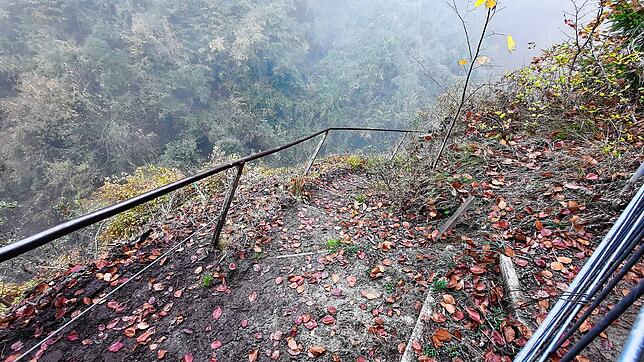 Der Blick durch den Bauzaun. Hier beginnen die gefährlichen, morschen Treppen.