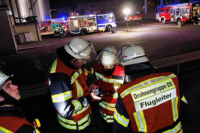 Bild 18: Feuerwehr, THW und DRK üben gemeinsam den Ernstfall. Hier gibt es die Bilder!