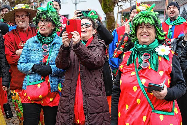 Bild 22: Rathaussturm in Moos: Gemeinde wehrt sich als römische Armee – Die Bilder vom Fasnacht-Spektakel!