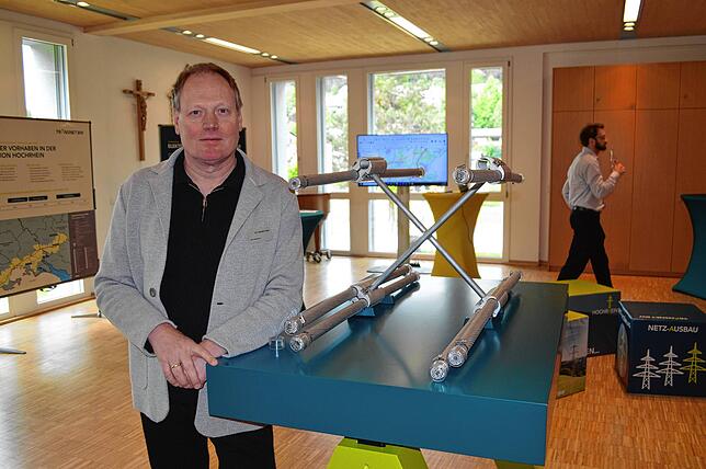 Otto Kettmann, Projektleiter bei TransnetBW, mit einem Stück des neuen Leitungsbündels, das aus vier, statt aus zwei Einzelleitungen ...