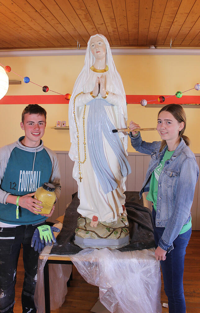 Leo Hegner und Luna Hensel halfen bei der Reinigung und dem Neuanstrich der Madonna aus der Lourdes-Grotte.