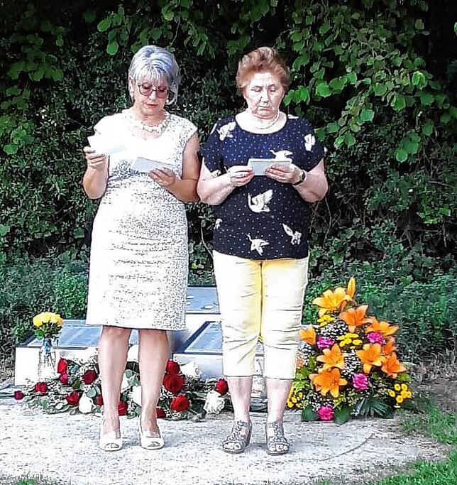 Irina Petschalina (links) und Katharina Dahlinger vom Freundeskreis Brücke nach Ufa verlasen wie immer alle Namen der Opfer.
