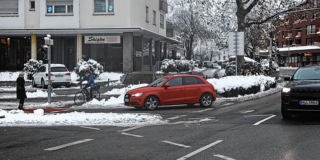Der Arbeitskreis Radverkehr überlegt, ob es möglich ist, die Einfahrt vom Zähringerplatz in die Jahnstraße (Fahrradstraße) für Autos zu ...