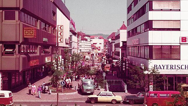 Deutlich grüner präsentierte sich die August-Ruf-Straße vor 40 Jahren. Auch damals schon Fußgängerzone herrschte jedoch reger Lieferverkehr.