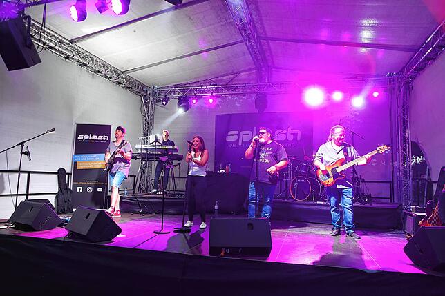 Bild 20: Seenachtfest 2024: Party auf dem Festgelände. Hier sorgen DJs und Bands für Stimmung bei den Gästen