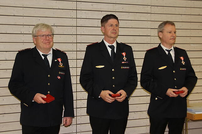 Edwin Henninger, Bernd Schamberger und Karl-Heinz Rieber (von links) erhielten für 40 Jahre Einsatzdienst das Goldene Ehrenzeichen.