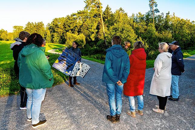 Nadja Pohl (Bildmitte) erklärt bei Ihrer Fledermaus-Führung am Salinensee alles, was man rund um die Fledermaus wissen muss.