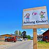 Umleitungsschleichweg führt an Kindergarten Behla vorbei: Mit einem Schild werden die Verkehrsteilnehmer dazu ermahnt, sich an die ...