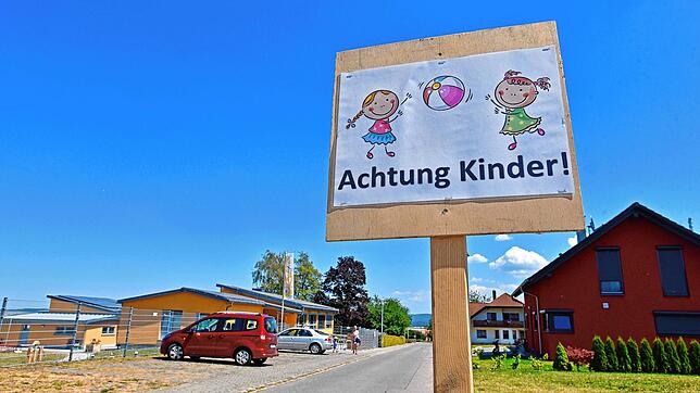 Umleitungsschleichweg führt an Kindergarten Behla vorbei: Mit einem Schild werden die Verkehrsteilnehmer dazu ermahnt, sich an die ...